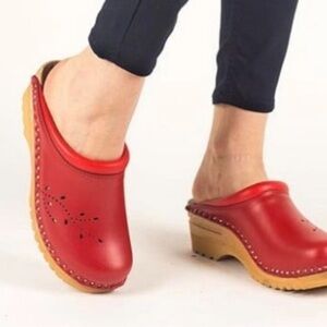 EUC red leather Sven clogs. Size 7